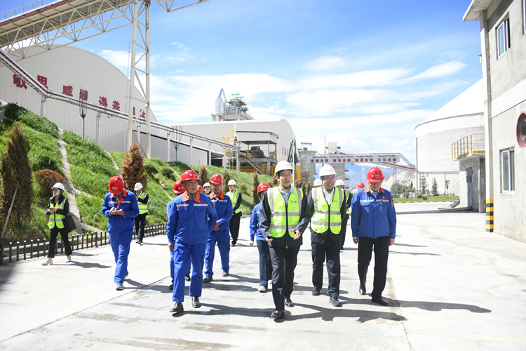 1631858449745591.jpg 周育先董事长在西藏公司调研1.jpg