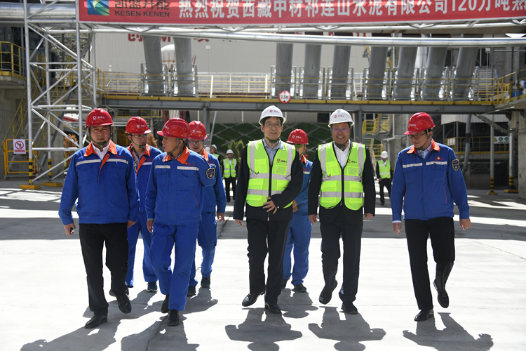 1631858461197800.jpg 周育先董事长到西藏公司调研2.jpg