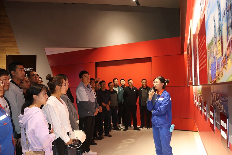 1686092144225305.jpg 参观厂史馆.jpg