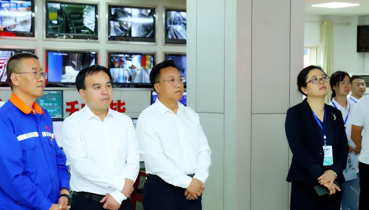 1693277127554905.jpg 胡市长参观.jpg