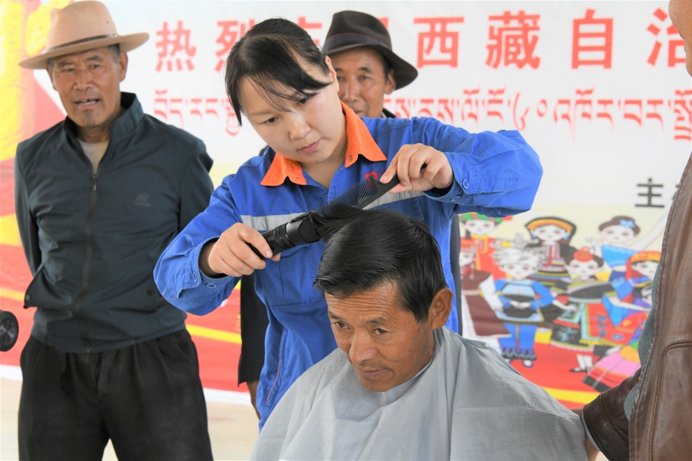 1759993250625540.jpg 为普夏村老人理发(1)(1).jpg